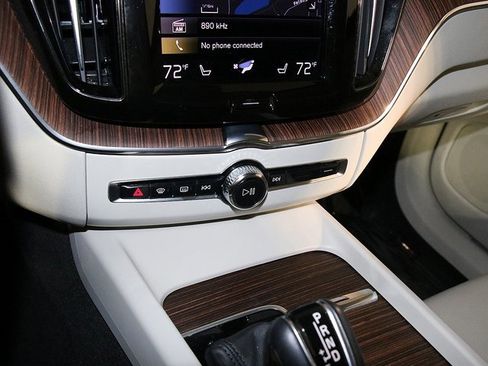 Used 2021 Volvo XC60 T5 Momentum w/ Protection Package image 21