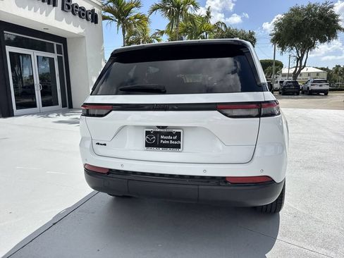 Used 2022 Jeep Grand Cherokee Altitude AWD/4WD image 25