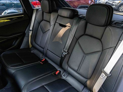 Used 2022 Porsche Macan image 23