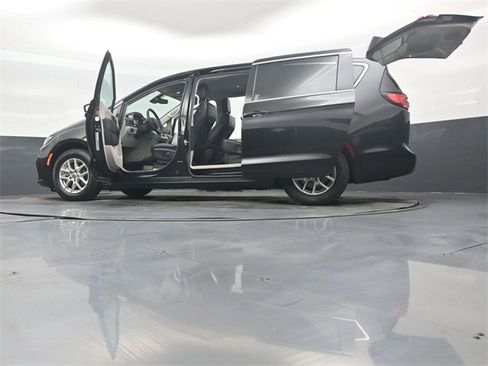 Used 2024 Chrysler Pacifica Touring-L image 52