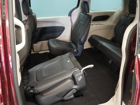 Used 2017 Chrysler Pacifica Touring-L FWD image 18