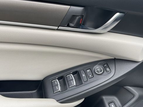 Used 2018 Honda Accord LX image 11
