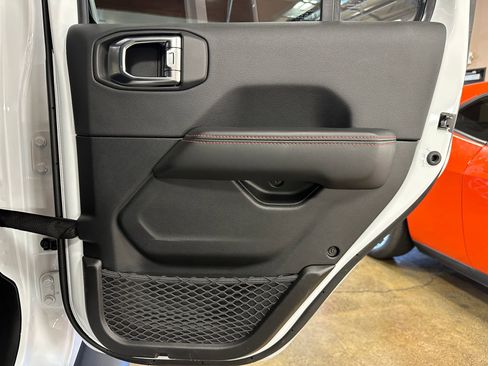 Used 2025 Jeep Wrangler Unlimited Rubicon w/ Convenience Group AWD/4WD image 18
