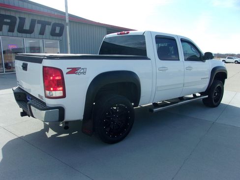 Used 2009 GMC Sierra 1500 SLT w/ Suspension Package, Off-Road image 3