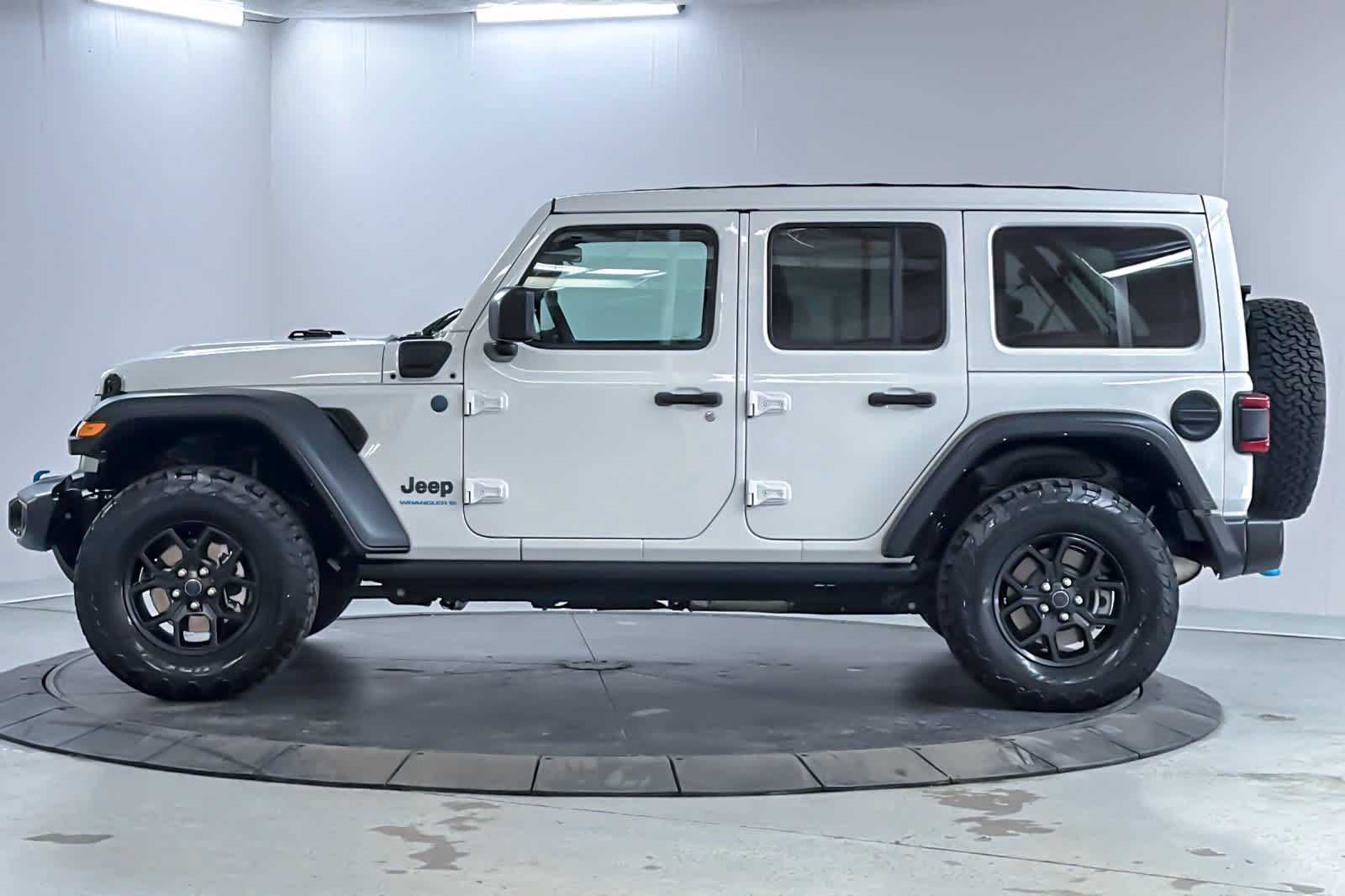 Used 2024 Jeep Wrangler Unlimited AWD/4WD image 5