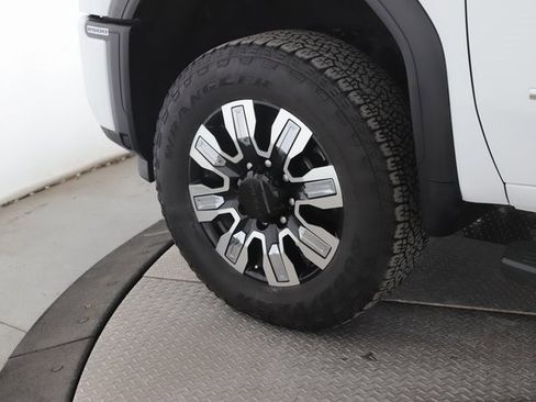 Used 2025 GMC Sierra 2500 Denali image 14