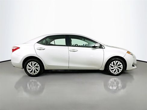 Used 2017 Toyota Corolla LE image 9