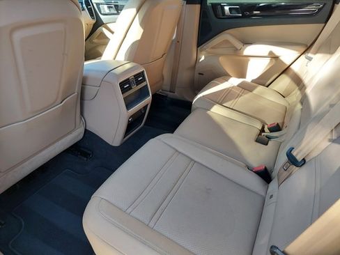 Used 2023 Porsche Cayenne Platinum Edition image 32