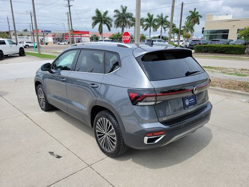 Certified 2025 Volkswagen Taos SE FWD image 7