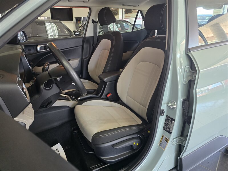 Used 2025 Hyundai Venue SEL FWD image 8