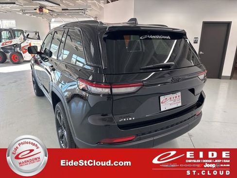 New 2025 Jeep Grand Cherokee Altitude w/ Trailer Tow Package image 6