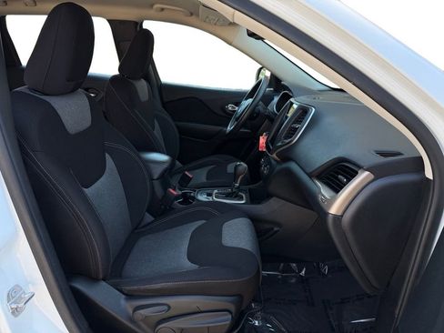 Used 2015 Jeep Cherokee Sport image 17