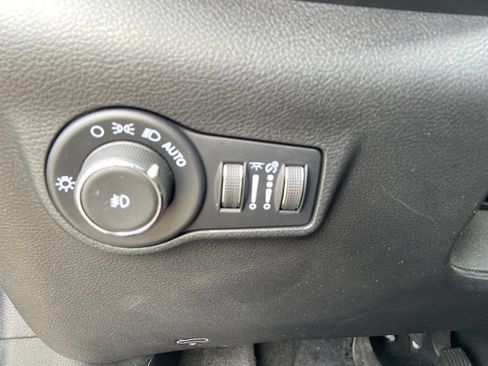 Used 2025 Jeep Compass Latitude AWD/4WD image 47