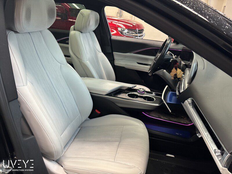 Used 2024 Cadillac Lyriq Luxury w/ LPO, Floor Liner Package AWD/4WD image 7