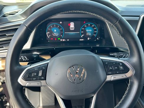 Used 2024 Volkswagen Atlas Cross Sport SE w/ Panoramic Sunroof Package FWD image 9