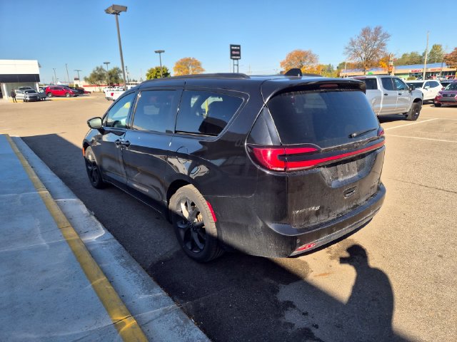 Used 2025 Chrysler Pacifica Limited FWD image 9