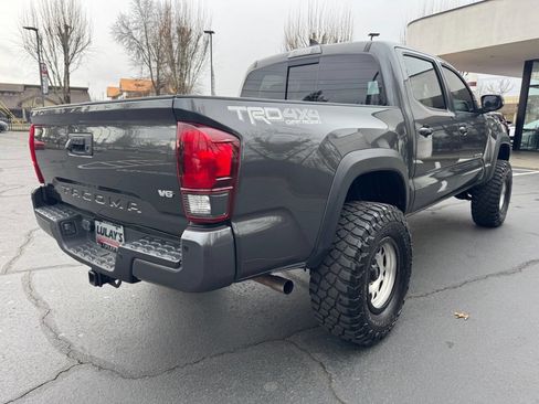 Used 2018 Toyota Tacoma TRD Off-Road w/ Technology Package image 5