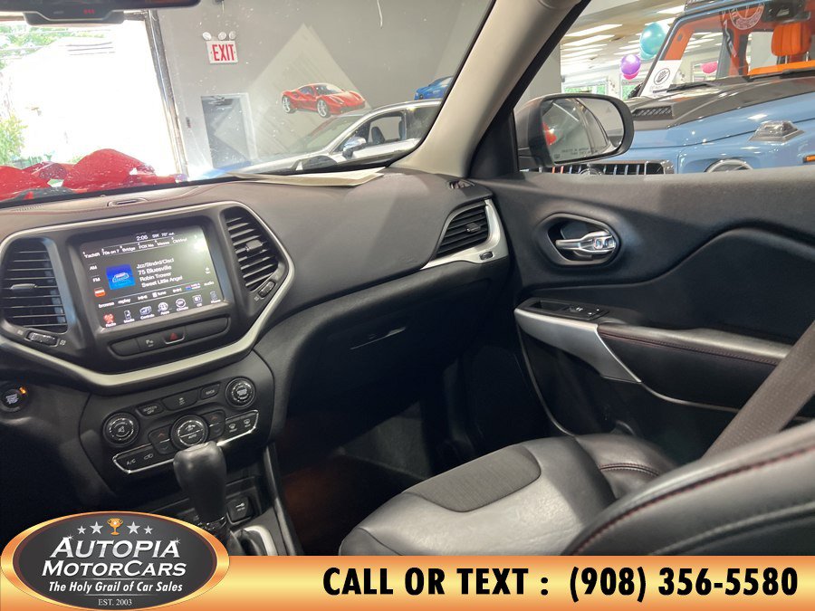 Used 2018 Jeep Cherokee Trailhawk AWD/4WD image 24