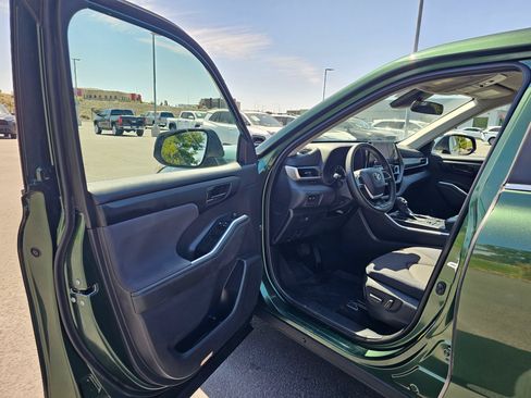 Used 2023 Toyota Highlander L AWD/4WD image 18