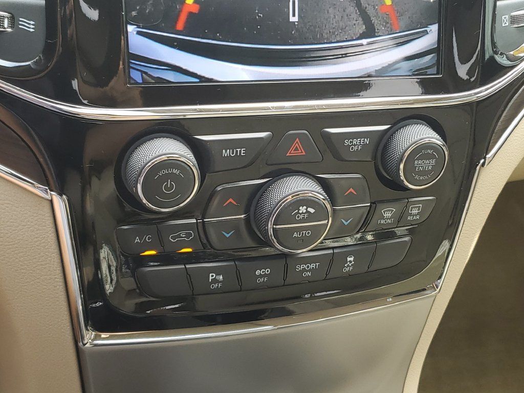 Used 2020 Jeep Grand Cherokee Overland AWD/4WD image 29