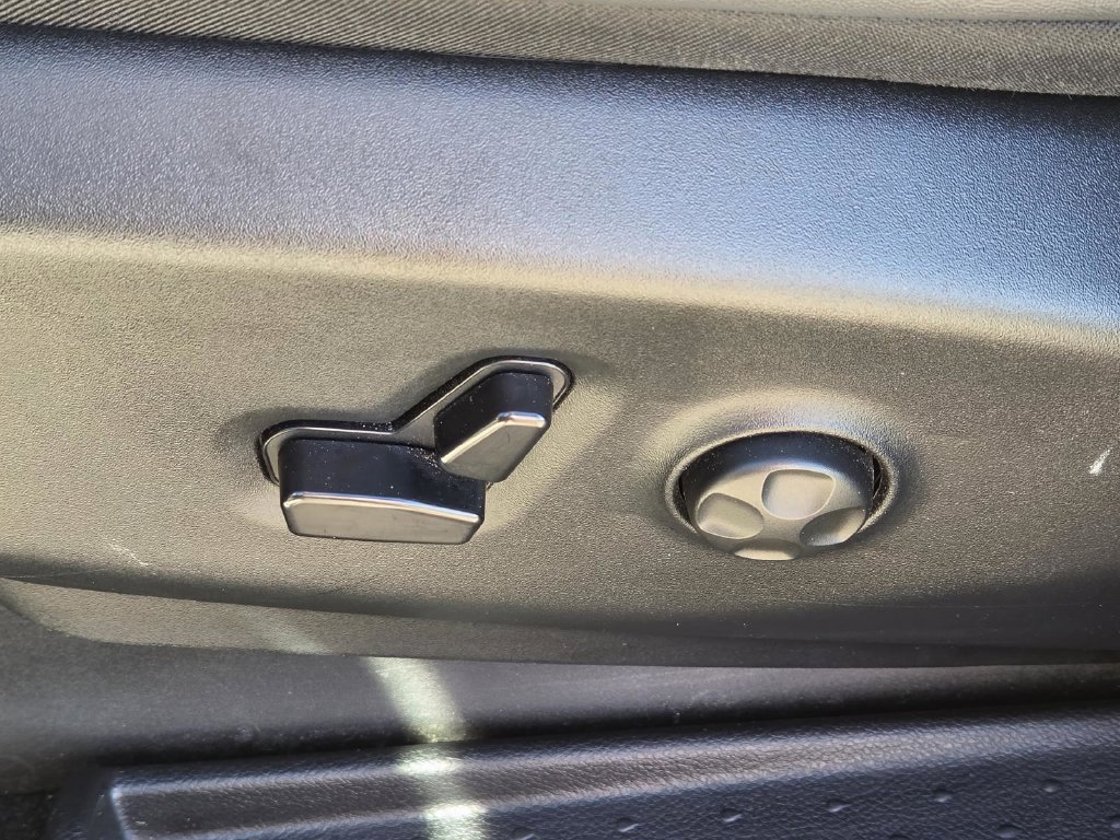 Used 2025 Chrysler Pacifica Select FWD image 16