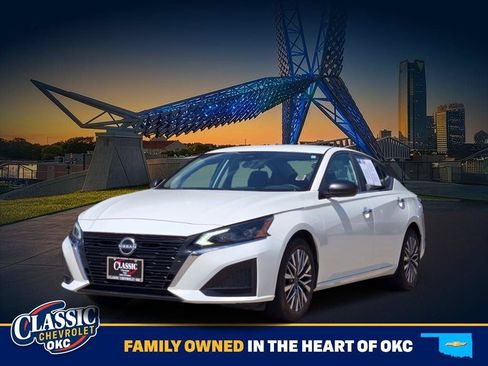 Used 2025 Nissan Altima 2.5 SV FWD image 3