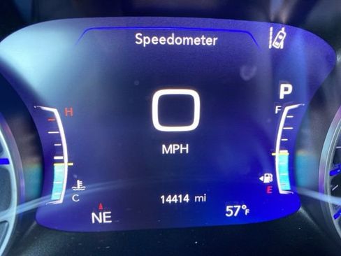 Used 2024 Chrysler Pacifica Limited image 6