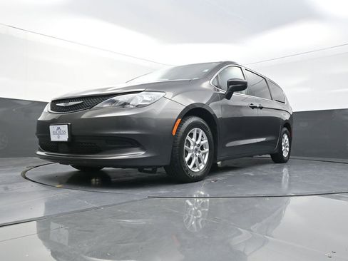 Used 2022 Chrysler Voyager LX image 24