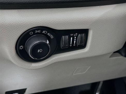 Used 2023 Chrysler Pacifica Touring-L FWD image 14