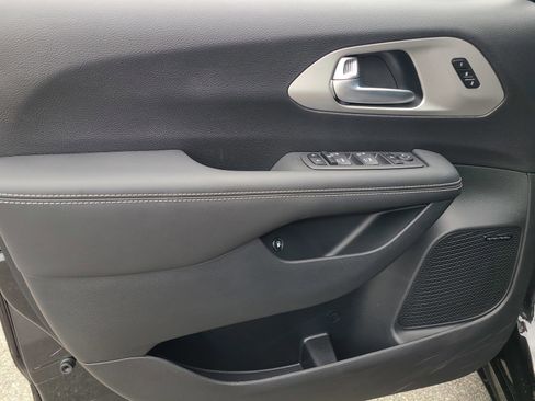 New 2023 Chrysler Pacifica Limited w/ Uconnect Theater Family Group image 17