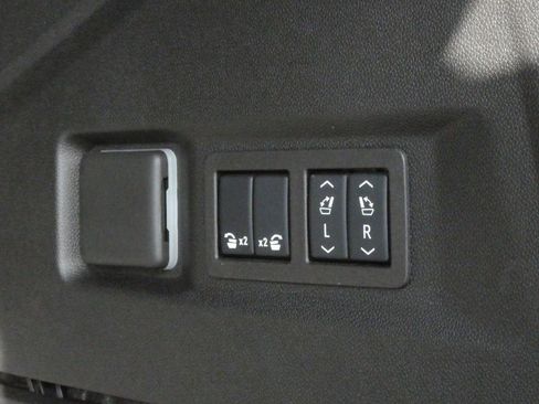 Certified 2025 GMC Yukon Denali image 27