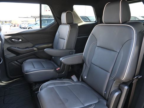 Used 2023 Chevrolet Traverse Premier FWD image 19
