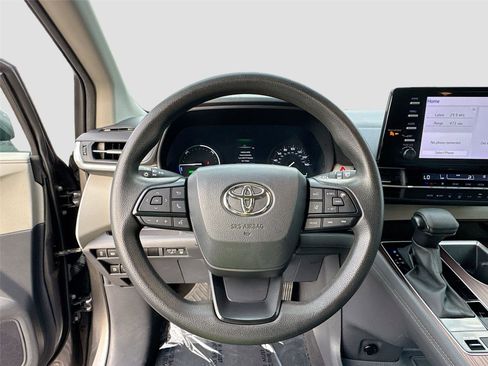 Used 2024 Toyota Sienna LE image 11