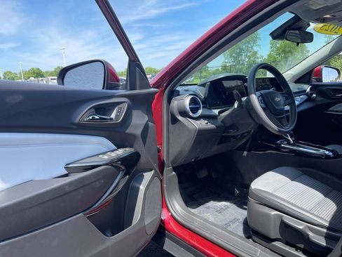 Used 2025 Chevrolet Trax LT FWD image 13