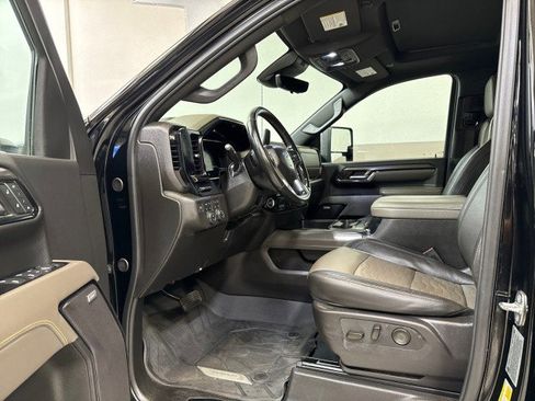 Used 2024 Chevrolet Silverado 2500 ZR2 w/ Technology Package image 12