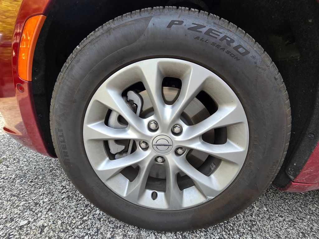 Used 2025 Chrysler Pacifica Select AWD/4WD image 17
