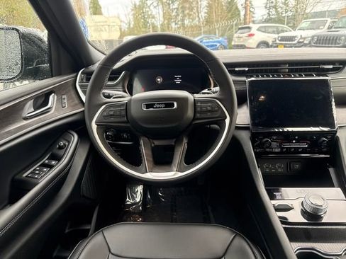 New 2025 Jeep Grand Cherokee Limited w/ Black Appearance Package image 17