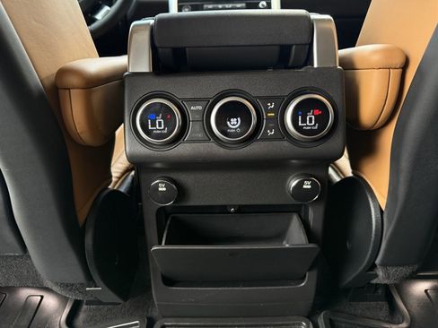 Used 2017 Land Rover Discovery HSE image 15