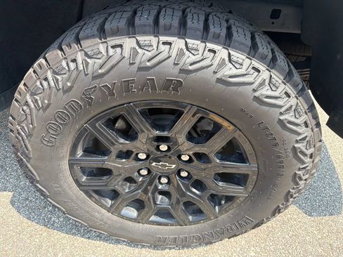 Used 2024 Chevrolet Colorado Trail Boss AWD/4WD image 4
