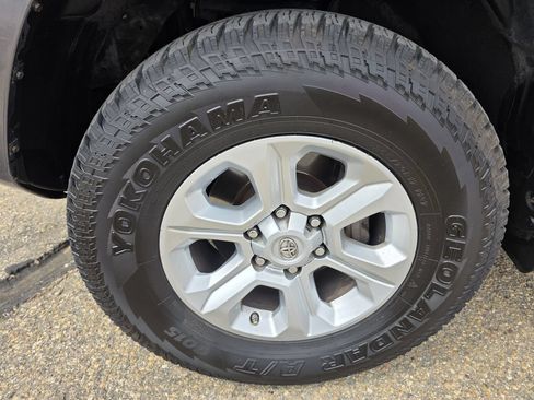 Used 2016 Toyota 4Runner SR5 AWD/4WD image 38