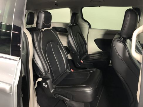 Used 2023 Chrysler Pacifica Touring-L FWD image 20