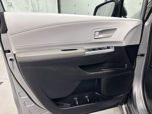 Used 2025 Toyota Sienna LE image 8
