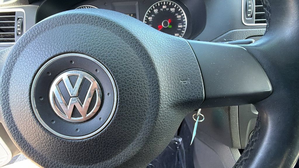 Used 2013 Volkswagen Jetta SE FWD image 19