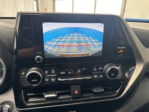 Used 2023 Toyota Highlander XLE AWD/4WD image 21