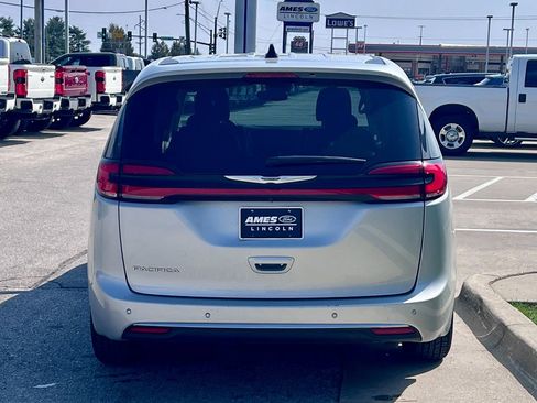 Used 2024 Chrysler Pacifica Touring-L image 5