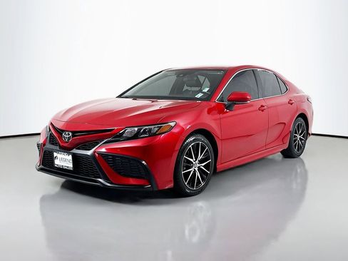 Used 2023 Toyota Camry SE image 1