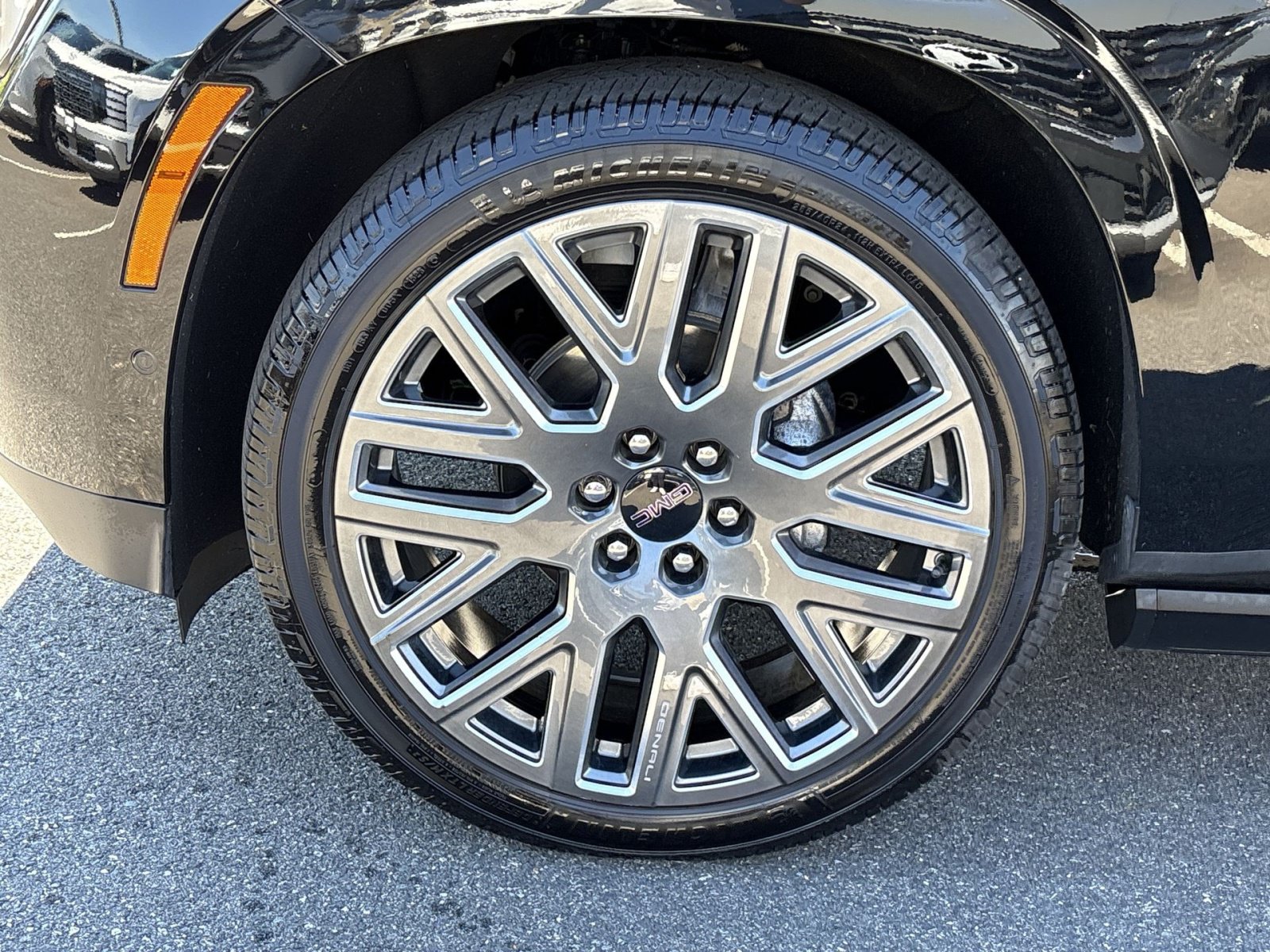 Used 2025 GMC Yukon XL Denali Ultimate AWD/4WD image 12