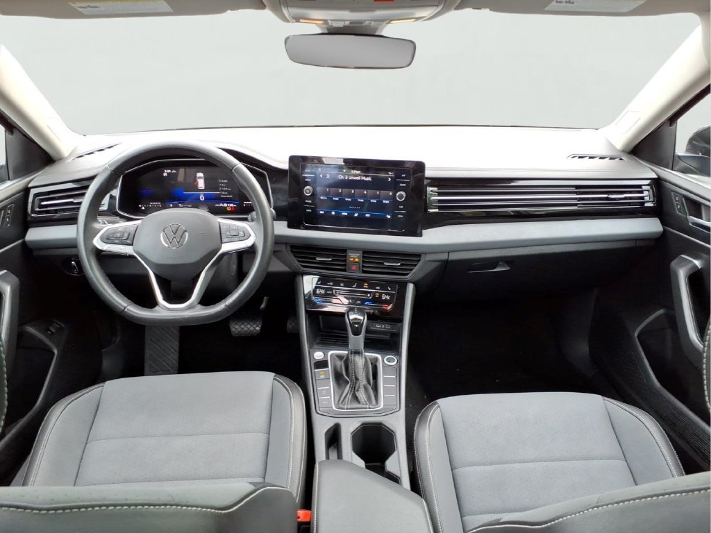 Used 2025 Volkswagen Jetta SE FWD image 24