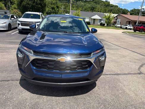 Used 2024 Chevrolet Trax LS w/ LS Convenience Package FWD image 8