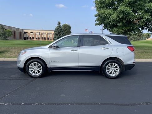 Used 2018 Chevrolet Equinox LT FWD image 2